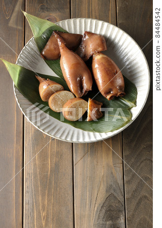 在竹葉上鳥瞰當地美食的魷魚飯 84484542