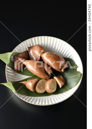 A bird's-eye view of squid rice, a local dish on bamboo leaves, on a black background A bird's-eye view of squid rice, a local dish on bamboo leaves, on a black background 84484740