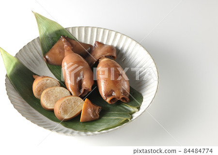拍烏賊飯的照片,這是一種竹葉上的當地菜餚,白色背景 拍烏賊飯的照片,這是一種竹葉上的當地菜餚,白色背景 84484774