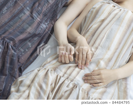 兩個女人擁抱在一起的美麗形象 兩個女人擁抱在一起的美麗形象 84484795