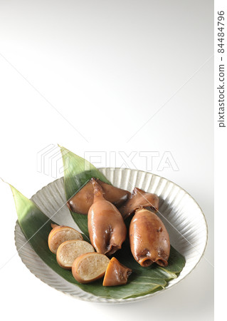 拍烏賊飯的照片,這是一種竹葉上的當地菜餚,白色背景 拍烏賊飯的照片,這是一種竹葉上的當地菜餚,白色背景 84484796