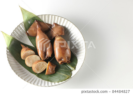 烏賊飯的鳥瞰圖,竹葉上的當地菜餚,白色背景 烏賊飯的鳥瞰圖,竹葉上的當地菜餚,白色背景 84484827