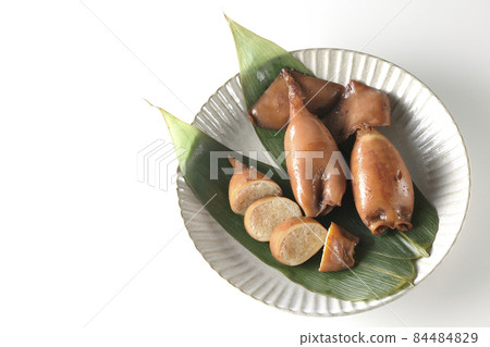 A bird's-eye view of squid rice, a local dish on bamboo leaves, on a white background A bird's-eye view of squid rice, a local dish on bamboo leaves, on a white background 84484829