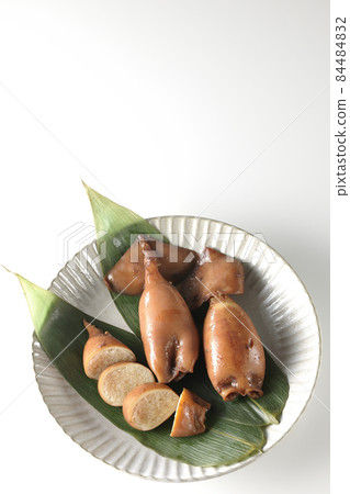 烏賊飯的鳥瞰圖，竹葉上的當地菜餚，白色背景 84484832