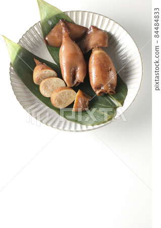 A bird's-eye view of squid rice, a local dish on bamboo leaves, on a white background 84484833