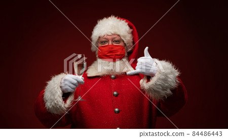 Santa Claus drinking champagne Santa Claus drinking champagne 84486443