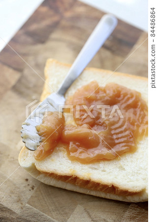 Plenty of peanut cream spread on bread 84486864