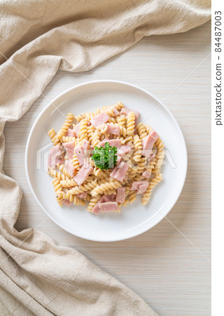 spiral pasta mushroom cream sauce with ham 84487003