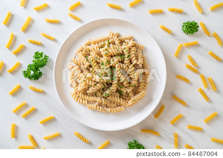 spiral pasta mushroom cream sauce 84487004