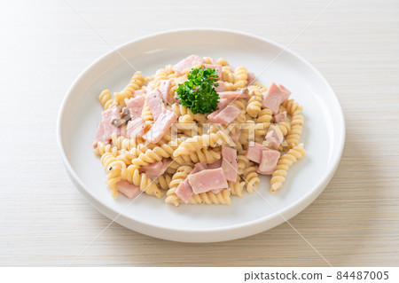 spiral pasta mushroom cream sauce with ham 84487005