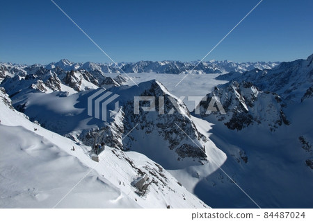 Beautiful mountain panorama, sea of fog Beautiful mountain panorama, sea of fog 84487024