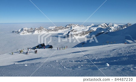 Early morning on the Titlis, sea of fog and mountains 84487210