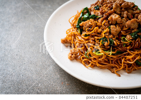 stir-fried instant noodles with Thai basil and minced pork 84487251