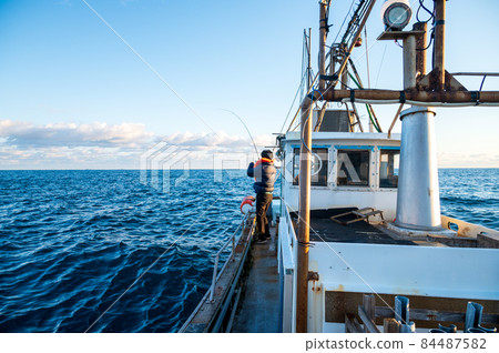 人們在海裡釣魚 84487582
