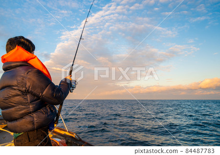 A person fishing in the sea early in the morning (taken off the coast of Noto, Ishikawa Prefecture) 84487783