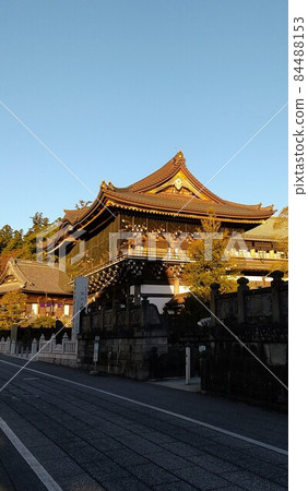 晨曦照耀的正門成田山新勝寺 晨曦照耀的正門成田山新勝寺 84488153