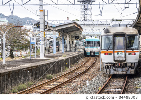 225 series rapid train stopped at Kii-Katsuura station, 283 series limited express Kuroshio, Kiha 85 series wide view Nanki 84488308