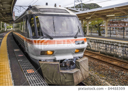 Kiha 85 series wide view Nanki stopped at Kii-Katsuura station 84488309