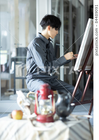 Young student drawing a picture 84489091
