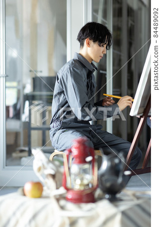 Young student drawing a picture Young student drawing a picture 84489092