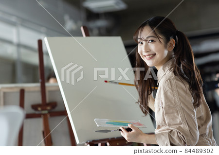 Young student drawing a picture Young student drawing a picture 84489302