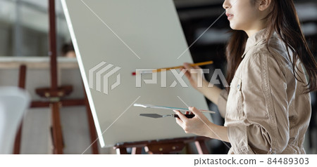 Young student drawing a picture Young student drawing a picture 84489303