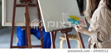 Young student drawing a picture 84489312