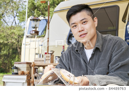 Young man, camping, campsite, travel, hobby, leisure, leisure, outdoor, camper, camping equipment, Korean 84489763
