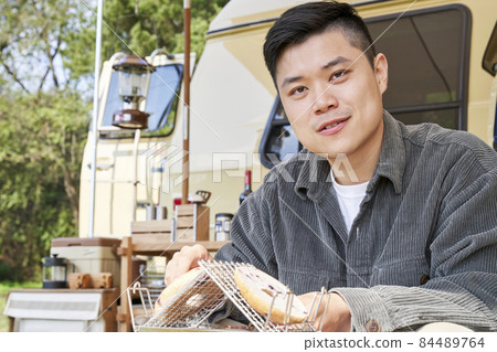 Young man, camping, campsite, travel, hobby, leisure, leisure, outdoor, camper, camping equipment, Korean 84489764