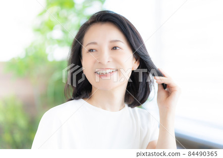 中年婦女手挽頭髮微笑 圖片合作：WEEK Shibadaimon（Sun Frontier Fudousan） 84490365