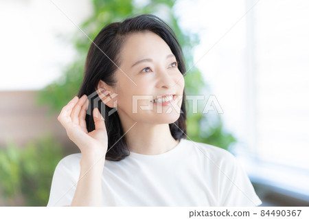 中年婦女手挽頭髮微笑 圖片合作：WEEK Shibadaimon（Sun Frontier Fudousan） 84490367