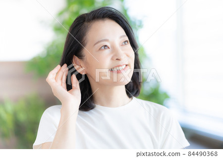 Middle-aged woman smiling with her hand on her hair Photo cooperation: WEEK Shibadaimon (Sun Frontier Fudousan) Middle-aged woman smiling with her hand on her hair Photo cooperation: WEEK Shibadaimon (Sun Frontier Fudousan) 84490368