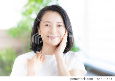 中年婦女雙手摀著臉微笑 圖片合作:WEEK Shibadaimon(Sun Frontier Fudousan) 中年婦女雙手摀著臉微笑 圖片合作:WEEK Shibadaimon(Sun Frontier Fudousan) 84490373