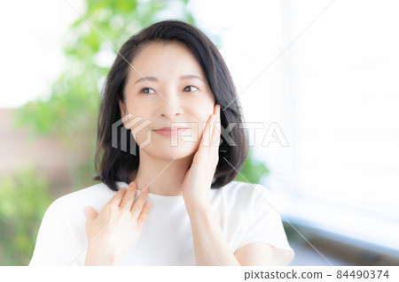 中年婦女雙手摀著臉微笑 圖片合作:WEEK Shibadaimon(Sun Frontier Fudousan) 中年婦女雙手摀著臉微笑 圖片合作:WEEK Shibadaimon(Sun Frontier Fudousan) 84490374