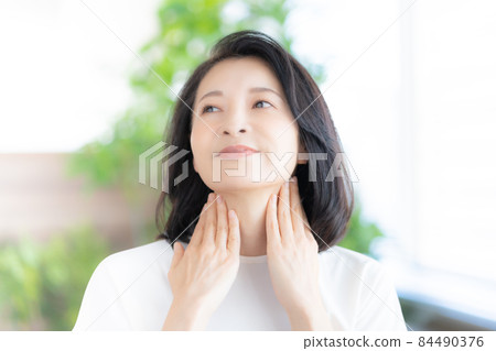 Middle-aged woman smiling with her hand on her neck Photo cooperation: WEEK Shibadaimon (Sun Frontier Fudousan) 84490376