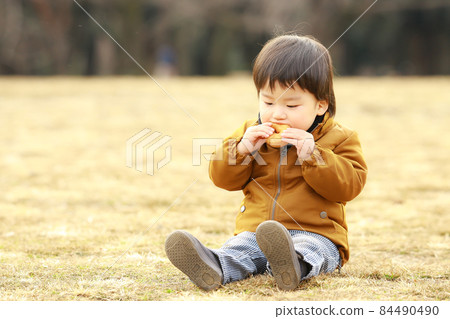 男孩吃甜甜圈 84490490