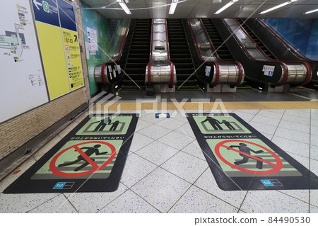 How to ride an escalator Pictogram 84490530
