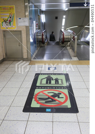 How to ride an escalator Pictogram How to ride an escalator Pictogram 84490531