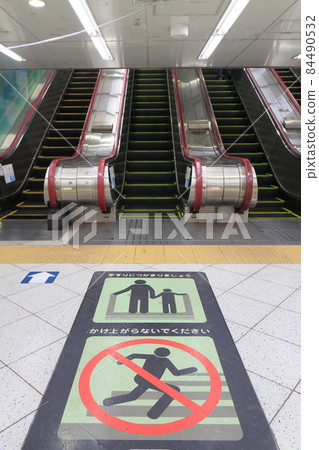 How to ride an escalator Pictogram 84490532