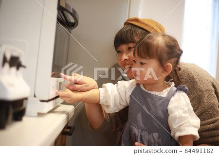 家長和孩子們製作糖果 家長和孩子們製作糖果 84491182