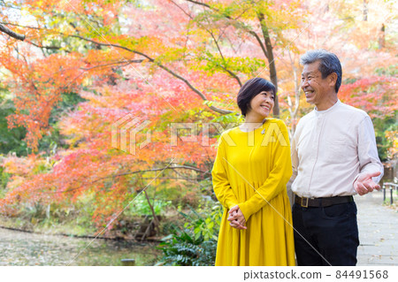 Couple Trip-Autumn Edition Walk around the autumn leaves in the Kawasaki Ikuta Ryokuchi area Couple Trip-Autumn Edition Walk around the autumn leaves in the Kawasaki Ikuta Ryokuchi area 84491568