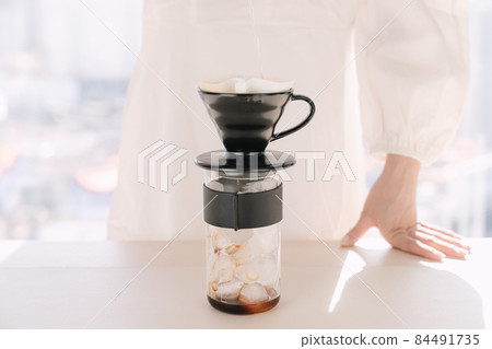 woman making drip coffee woman making drip coffee 84491735