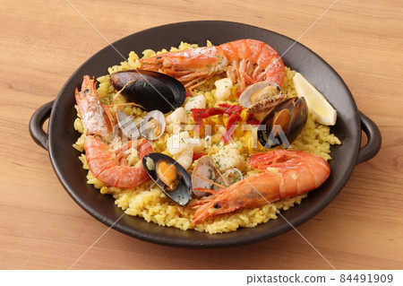seafood paella 84491909
