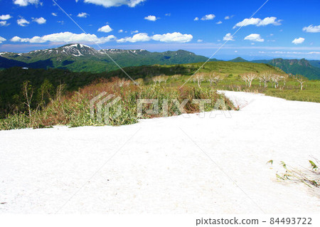 Yoichidake and surrounding mountains in early summer 84493722