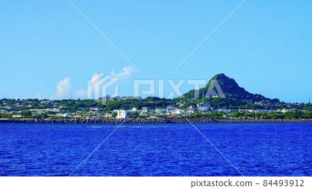 Scenery from the sea where you can see Shiroyama (Tatchu) on Ie Island, Okinawa Prefecture Scenery from the sea where you can see Shiroyama (Tatchu) on Ie Island, Okinawa Prefecture 84493912