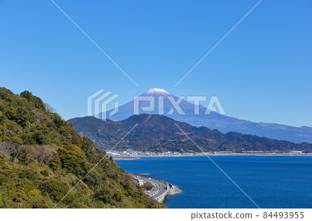 Mt. Fuji seen from a sunny pass in late November (Autumn) Shizuoka Prefecture Mt. Fuji seen from a sunny pass in late November (Autumn) Shizuoka Prefecture 84493955