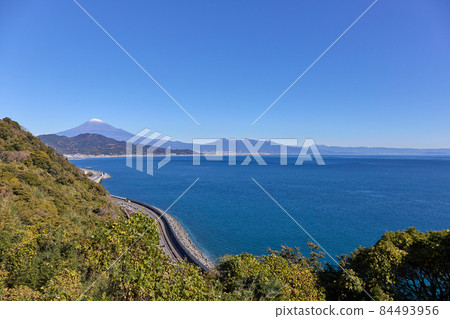 Mt. Fuji seen from a sunny pass in late November (Autumn) Shizuoka Prefecture Mt. Fuji seen from a sunny pass in late November (Autumn) Shizuoka Prefecture 84493956
