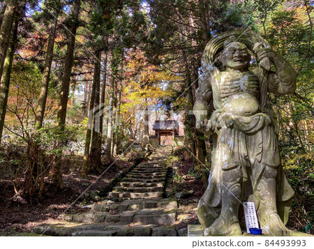 Futagoji Nio statue and autumn leaves Futagoji Nio statue and autumn leaves 84493993