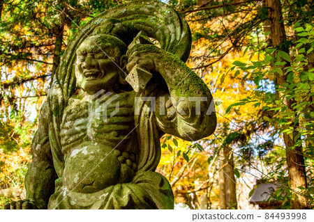 Futagoji Nio statue and autumn leaves 84493998