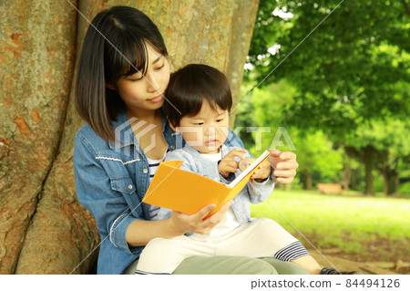 Parents and children reading books 84494126